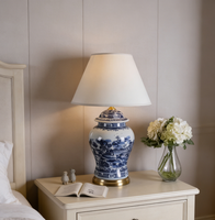 Lampe de table en porcelaine bleue et blanche d'inspiration vintage, style jarre de temple, avec abat-jour en lin plissé, 80 cm de haut