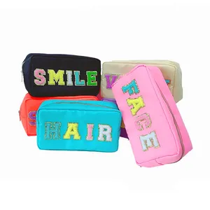 Benutzer definierte wasserdichte kosmetische Reisetasche mit hoher Kapazität Nylon-Schmink tasche mit Buchstaben-Aufnähern