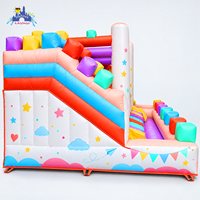 Château gonflable coloré avec toboggan pour parc d'attractions en plein air