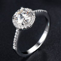 Bague élégante en moissanite ronde en argent 925 avec pierres latérales pavées serties à griffes, bijoux de mariée