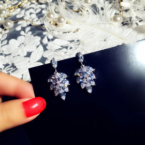 Orecchini Pendenti con Zirconi a Goccia, Eleganti Orecchini Lunghi Minimalisti da Sposa per Donne - Product Image 4