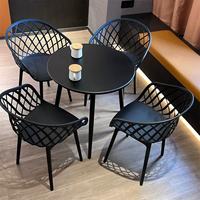 Ensemble table et chaises 4 personnes en fer forgé moderne pour extérieur, idéal pour balcon, espace de loisirs, aménagement de cour ou salon de thé.