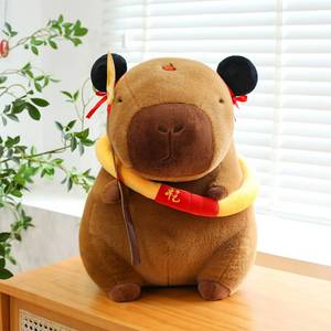 Peluche de Capibara Suave con Mochila Verde - Adorable Muñeco de Capibara Marrón Relleno de Algodón PP, Regalo Juvenil y Decoración de Escritorio - Product Image 2
