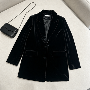 Blazer pour femme en tissu rouge vin, col montant, fermeture éclair, rembourré, avec poignets côtelés et poches latérales, pour un usage quotidien - Product Image 4