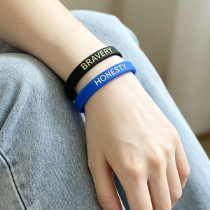 Bracelet en silicone avec inscription inspirante : Bravery, Wisdom, Kindness – Vente en gros - Product Image 4