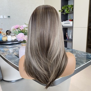 Super Offre Perruque Synthétique en Fibre Résistante à la Chaleur, Couleur Sucre Brun, Ondulations Grandes et Superposées, Dentelle 13x4, Haute Densité, Vente en Gros - Product Image 5