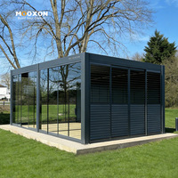 Pergola à lames orientables en aluminium facile à installer avec gouttière intégrée et commande intelligente pour espaces extérieurs résidentiels