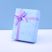 Nouvelle arrivée, boîte cadeau rigide élégante et simple avec couvercle bleu, doublée d'éponge Tushi Fo, fermeture magnétique, ruban imprimé