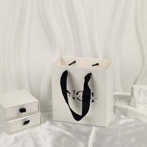 Sacs cadeaux en papier avec poignée en ruban personnalisés, emballage de boutique, emballage cadeau - Product Image 2