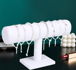 Expositor de Joyería de Metal Personalizado con Base Metálica, Soporte en Forma de T de Cuero PU Blanco para Pulseras - Product Image 3