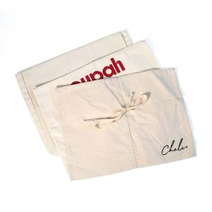 Pochette d'emballage de luxe en sergé de coton écologique et durable, brodée, pour parfum, cosmétiques, cadeaux, avec ruban et sérigraphie personnalisée - Product Image 4