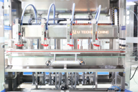 Chaîne de production linéaire pour le remplissage, le bouchage, l'étiquetage et l'emballage de shampoing, gel douche et produits de lavage, avec machine de remplissage à piston servo