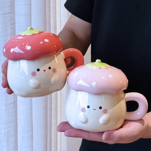 Tazza di acqua in ceramica fragola di alto valore con Design simpatico cartone animato include coperchio e cucchiaio regalo di <span class=keywords><strong>compleanno</strong></span> per le amiche - Product Image 2