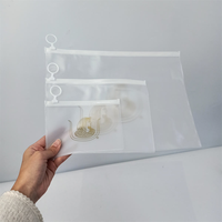 UniOne 2026 Nouveau Design Personnalisé LOGO Petit Sac Zippé Givré Transparent en Plastique Réutilisable pour Emballage Cosmétique et Maquillage