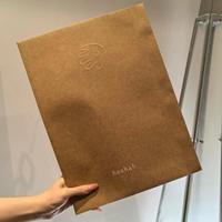 Envois postaux en papier kraft robustes, recyclables et réutilisables, imprimés avec un logo personnalisé pour l'expédition de vêtements et d'accessoires