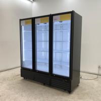 Vitrine Réfrigérée Verticale à Trois Portes en Acier Inoxydable avec Contrôle Numérique pour l'Affichage des Aliments Frais Préemballés en Hypermarché