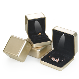Boîte de bague de mariage LED personnalisée de haute qualité Emballage de bijoux personnalisé carré pour les mariages et les occasions spéciales - Product Image 3