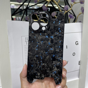 Coque de téléphone en fibre de carbone de luxe pour iPhone 16 Pro/15/14 Pro Max avec texture forgée en feuille d'or Housse de protection antichoc - Product Image 3