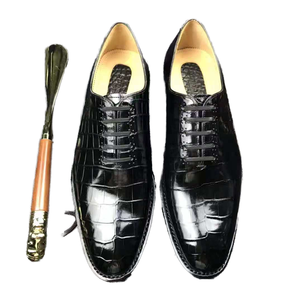 Chaussures habillées formelles pour hommes en cuir véritable de peau d'alligator, à bout pointu, à lacets, pour le bureau et la carrière, couleur noire unie - Product Image 1
