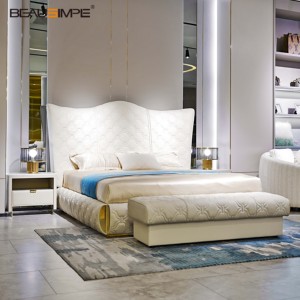 Lit Queen Crown de luxe léger en cuir pelucheux avec détails dorés, ajout élégant pour chambre de luxe et suite d’hôtel - Product Image 3