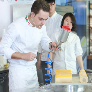 AKOKO Pistolet de pulvérisation écologique de qualité alimentaire française pour desserts, machine à airbrush pour mousse, <span class=keywords><strong>compresseur</strong></span> d'air pour chocolat et outils de pâtisserie - Product Image 6