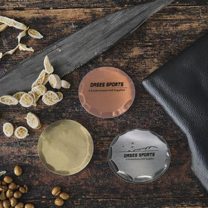 เครื่องหมายลูกกอล์ฟแบบกำหนดเองขนาด 38 มม. ทำด้วยมือ ปั๊มโลโก้ วัสดุโลหะผสมสังกะสี พร้อมขอบแบบตอกลาย - Product Image 2