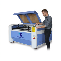 Machine de gravure et de découpe au laser CO2 haute vitesse pour le bois, refroidie par eau, fonction automatique CNC pour les petites entreprises (100-150W)
