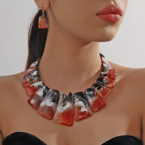 2024 joyería de moda <span class=keywords><strong>Retro</strong></span> exagerada collar de cadena único y conjunto de pendientes accesorios punk gargantilla de resina acrílica collares - Product Image 4