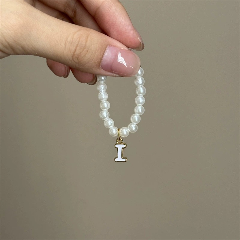 Collar de perlas con letra [i]