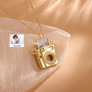 Collana con medaglione con Mini fotocamera estraibile placcata in oro personalizzata con foto regalo per gli amanti della fotografia per il compleanno dell'anniversario - Product Image 1