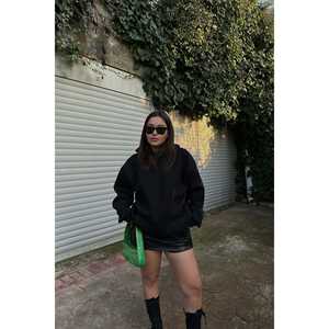 Sudadera con Capucha Negra Extra Grande de Alta Calidad para Mujer con Estampado de Letras en Relieve en la Espalda - Product Image 1