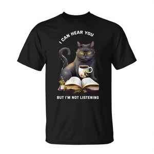 Puedo oírtelo decir, pero no lo estoy escuchando. Camiseta con diseño de gato leyendo. - Product Image 2