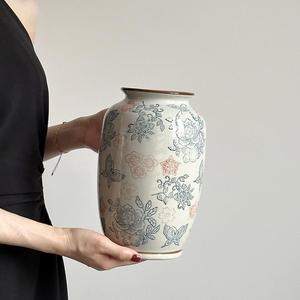 แจกันเซรามิกวินเทจสีน้ำเงินขาว สไตล์จีนสุดหรู สำหรับตกแต่งดอกไม้ในวันครบรอบ เป็นมิตรกับสิ่งแวดล้อม เหมาะสำหรับห้องนั่งเล่น - Product Image 3