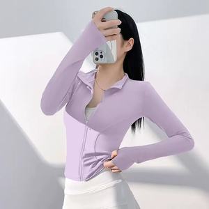 Conjunto de Leggings Deportivos Transpirables, Impermeables y Cortavientos de Talla Grande Personalizados al por Mayor, Top de Yoga, Pantalones Cortos para Mujer - Product Image 4