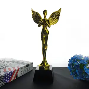 Trofeo all'ingrosso dell'ala dorata della resina Logam Sayap trofeo dell'angelo del metallo Oscar trofeo dell'angelo della fata