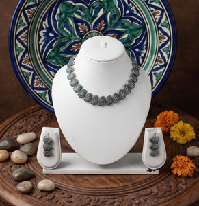 DIVYORO-Conjunto de collar y pendientes de plata oxidada con piedra azul y motivo de concha para mujer, joyería elegante de diseñador - Product Image 2