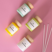 Bouteille de diffuseur de parfum en verre coloré recyclable avec bouchon à vis en bois et bâtonnets en rotin