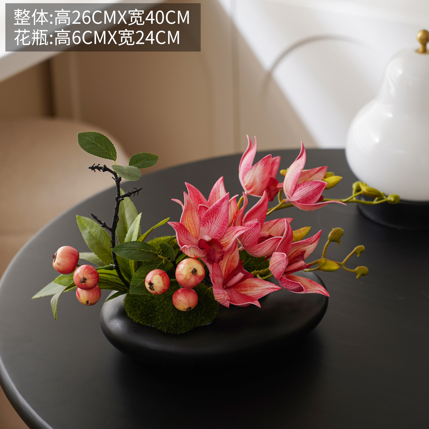 Orchidea gazza rosa con frutti grandi in vaso nero piatto