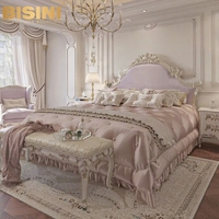 Lit élégant en tissu violet pastel avec tête de lit en bois ornée, idéal pour créer une ambiance romantique et douce dans la chambre d'une adolescente.