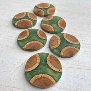 Sous-verres en bois de résine naturelle, parfaits pour les tasses à café, à thé ou à boissons, ajoutant du style et de la fonctionnalité au salon ou à la cuisine - Product Image 5