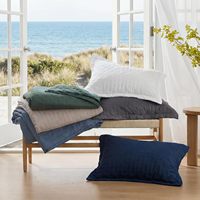 Sprei Putih Cerah Ukuran Queen & Selimut Ringan, Bedcover Modern dengan Motif Semanggi, Perlengkapan Tidur Ultra Lembut untuk Semua Musim