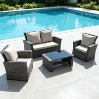 Ensemble de meubles d'extérieur modernes en rotin avec table basse en verre trempé, coussins gris, causeuses et fauteuils en osier résistants aux intempéries