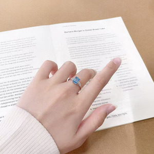 <span class=keywords><strong>Anillo</strong></span> <span class=keywords><strong>de</strong></span> Diamante <span class=keywords><strong>Azul</strong></span> Cultivado en Laboratorio con Corte Esmeralda y Tres Piedras, Chapado en Oro Blanco <span class=keywords><strong>de</strong></span> 18K, Color Fantasía, <span class=keywords><strong>Anillo</strong></span> Clásico <span class=keywords><strong>de</strong></span> Compromiso y Boda para Mujer - Product Image 1