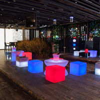 Chaise Lumineuse Cube LED Sans Fil Rustique de 16 Pouces en Plastique Rechargeable, Design à Changement de Couleur pour Application de Salle à Manger