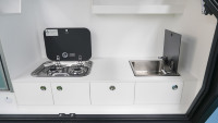 Caravane de camping tout-terrain avec suspension indépendante, petite caravane de voyage avec cuisine coulissante et lit double