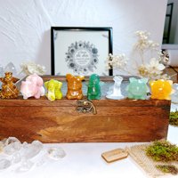 Vente en gros de mini-figurines Pokémon en cristal naturel, sculptures de personnages en pierres précieuses mélangées pour la guérison, la décoration et les cadeaux
