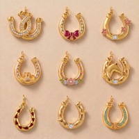 HB913 Dijes de la Serie Western Lucky Horseshoe de Acero Inoxidable Bañado en Oro con Circonita Cúbica y Colgante Floral con Lazo para Fabricación de Joyas DIY