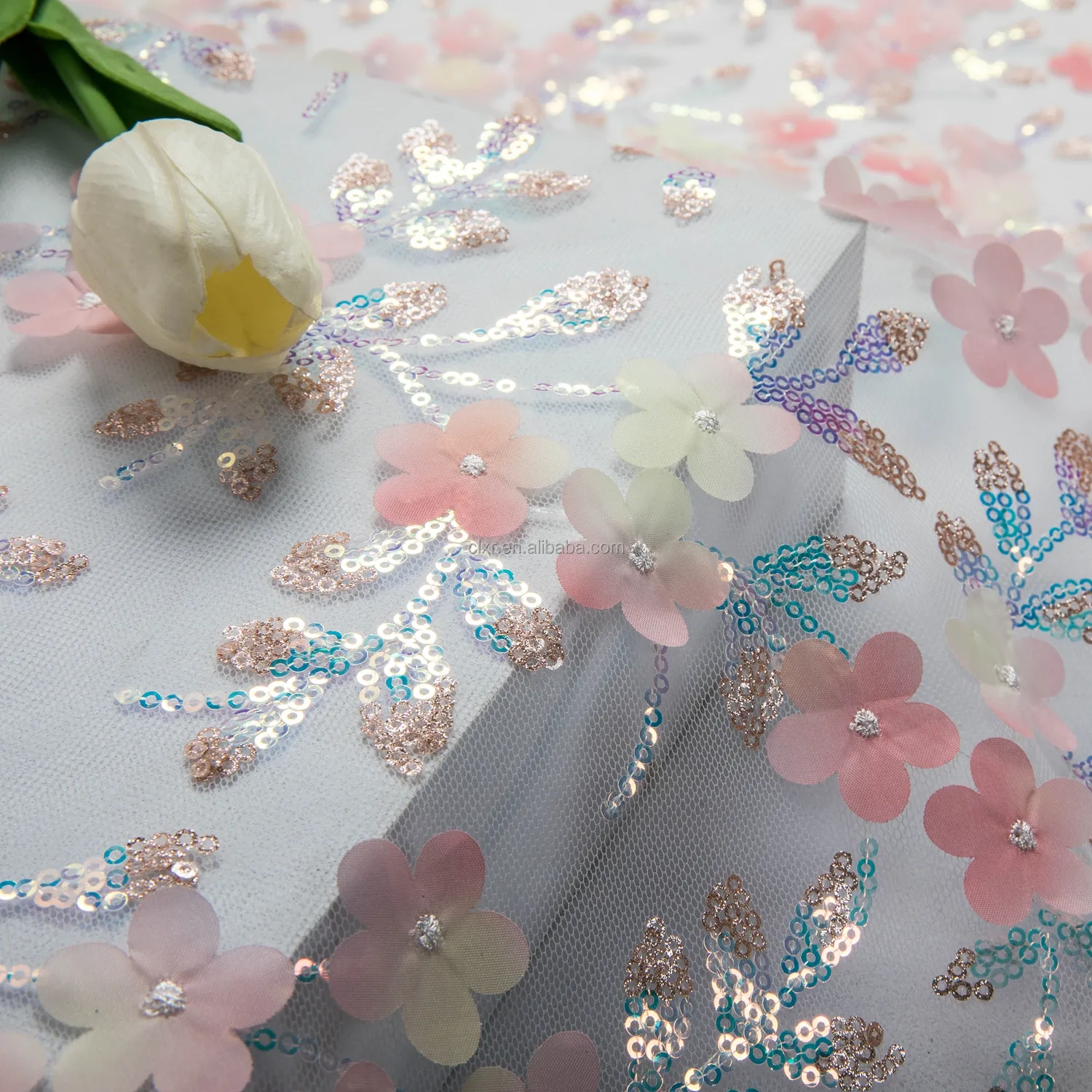 Kumaş tedarikçisi sıcak satış pullu gelin nakış tül 3D dantel örgü düğün elbisesi çiçek nakış kumaş