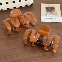 Pince à cheveux en acétate ondulé couleur caramel, pince à cheveux en acrylique courbée couleur unie Minima, grandes pinces à cheveux ambre polyvalentes pour tous les jours