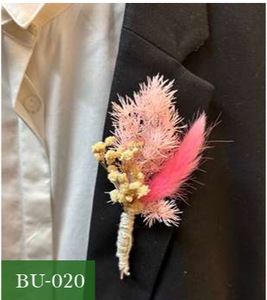 BU-020 Boutonnière en herbe de la pampa, fleur séchée, arrangement de revers rose et duveteux pour mariage - Product Image 1